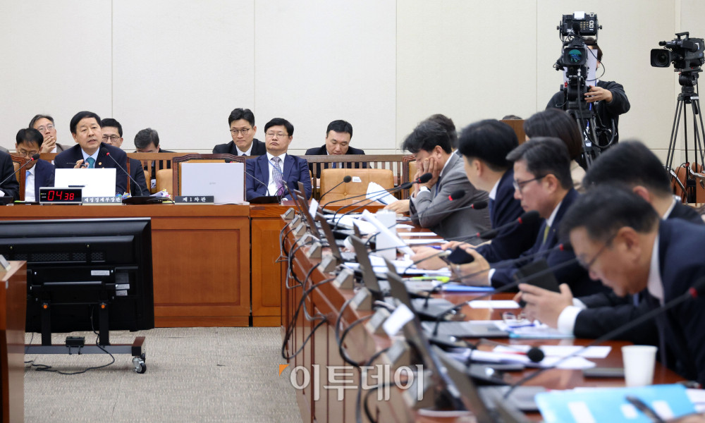 ▲구윤철 부총리 겸 재정경제부 장관이 11일 서울 여의도 국회에서 열린 재정경제기획위원회 전체회의 현안질의에서 의원 질문에 답하고 있다. 고이란 기자 photoeran@