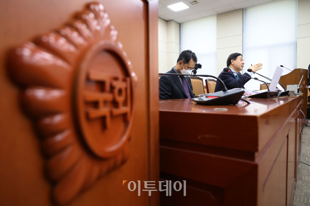▲구윤철 부총리 겸 재정경제부 장관이 11일 서울 여의도 국회에서 열린 재정경제기획위원회 전체회의 현안질의에서 의원 질문에 답하고 있다. 고이란 기자 photoeran@