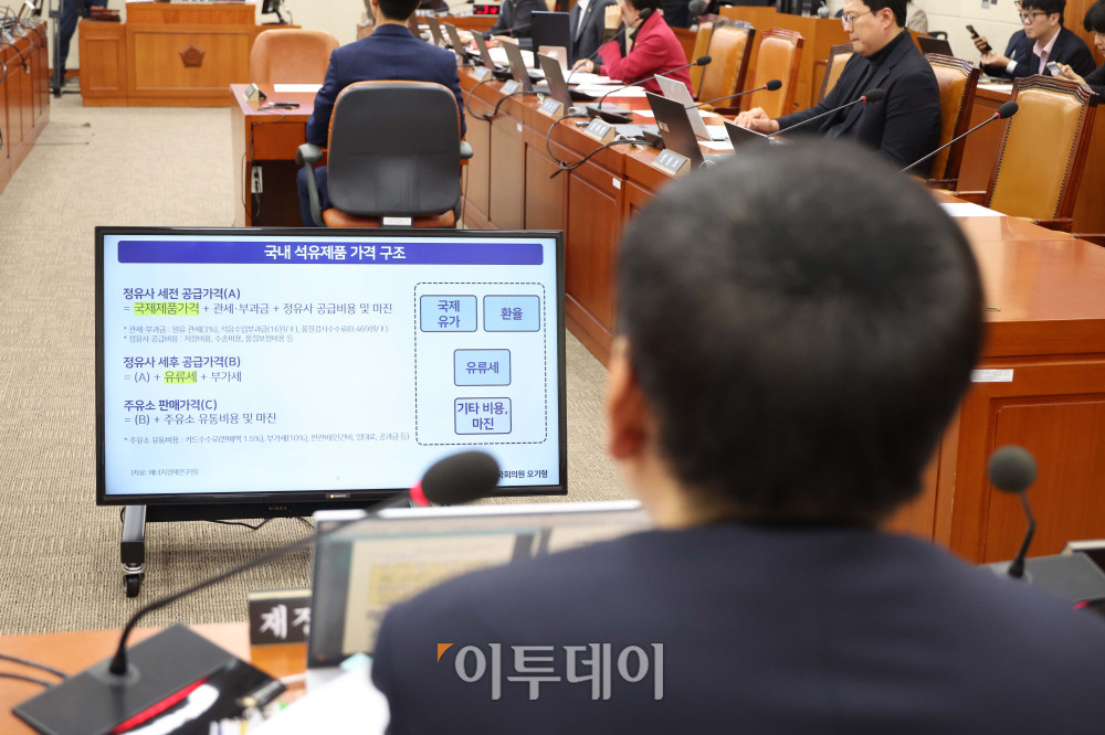 ▲구윤철 부총리 겸 재정경제부 장관이 11일 서울 여의도 국회에서 열린 재정경제기획위원회 전체회의 현안질의에서 질문 자료를 살펴보고 있다. 고이란 기자 photoeran@