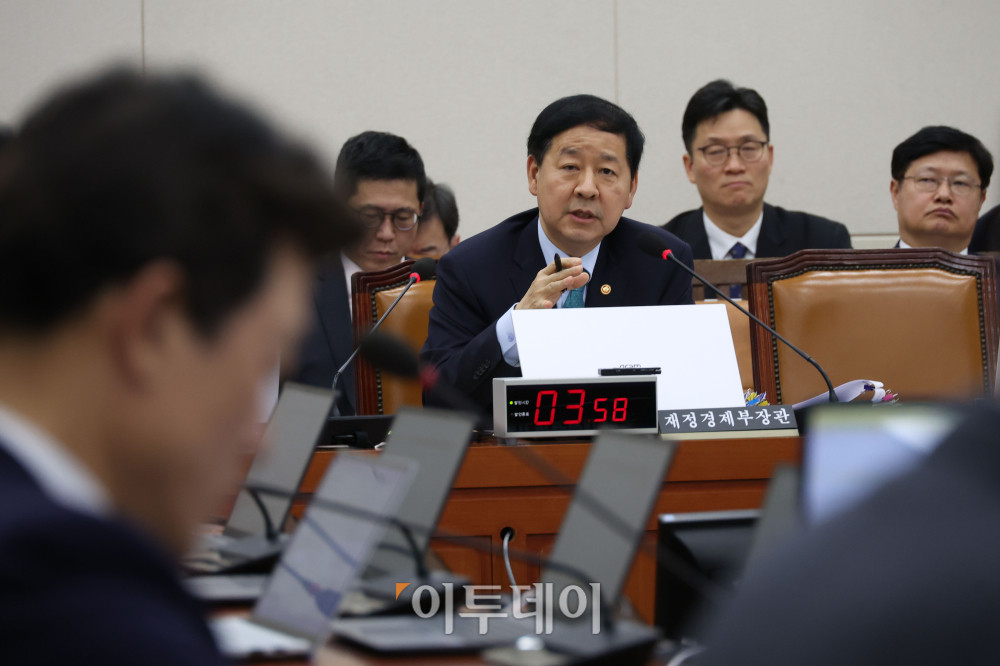 ▲구윤철 부총리 겸 재정경제부 장관이 11일 서울 여의도 국회에서 열린 재정경제기획위원회 전체회의 현안질의에서 의원 질문에 답하고 있다. 고이란 기자 photoeran@