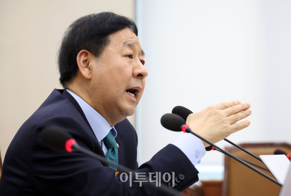 ▲구윤철 부총리 겸 재정경제부 장관이 11일 서울 여의도 국회에서 열린 재정경제기획위원회 전체회의 현안질의에서 의원 질문에 답하고 있다. 고이란 기자 photoeran@