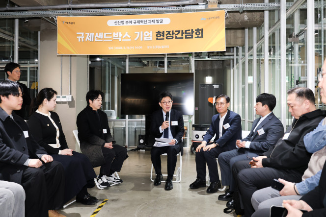▲김병민 서울시 정무부시장이 11일 성동구 성수동 ‘뉴빌리티’ 본사에서 열린 ‘신산업 분야 규제혁신 과제발굴을 위한 규제샌드박스 기업 현장 간담회’에서 기업 관계자들과 규제애로 및 개선방안에 대해 논의하고 있다. (사진제공=서울시)