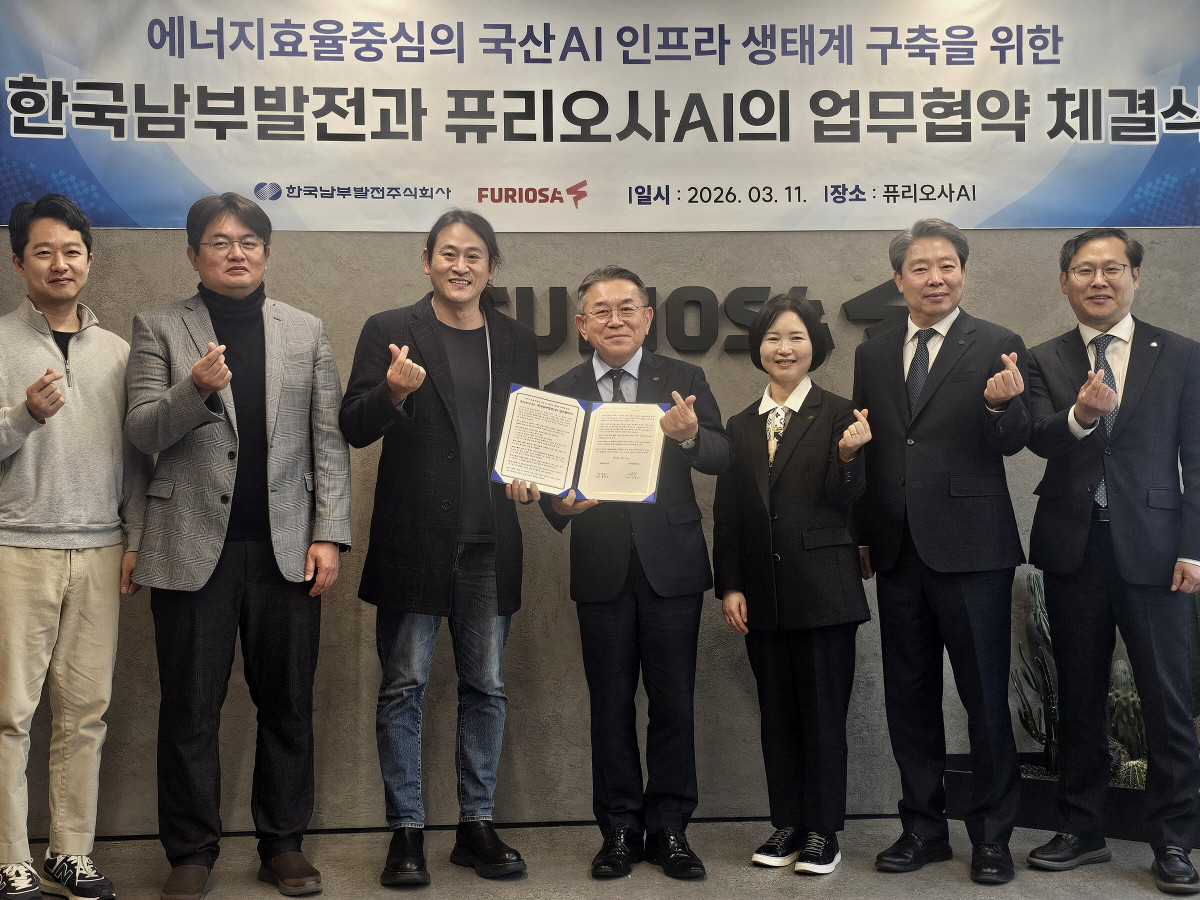 ▲한국남부발전 김준동 사장(왼쪽 네 번째)과 퓨리오사AI 백준호 대표(왼쪽 세 번째)이 11일 서울 강남구에 있는 퓨리오사AI 사옥에서 ‘에너지 효율 중심의 국산 인공지능(AI) 인프라 생태계 구축을 위한 업무협약(MOU)’을 체결 후, 관계자들과 함께 기념촬영을 하고 있다. (사진제공=한국남부발전)