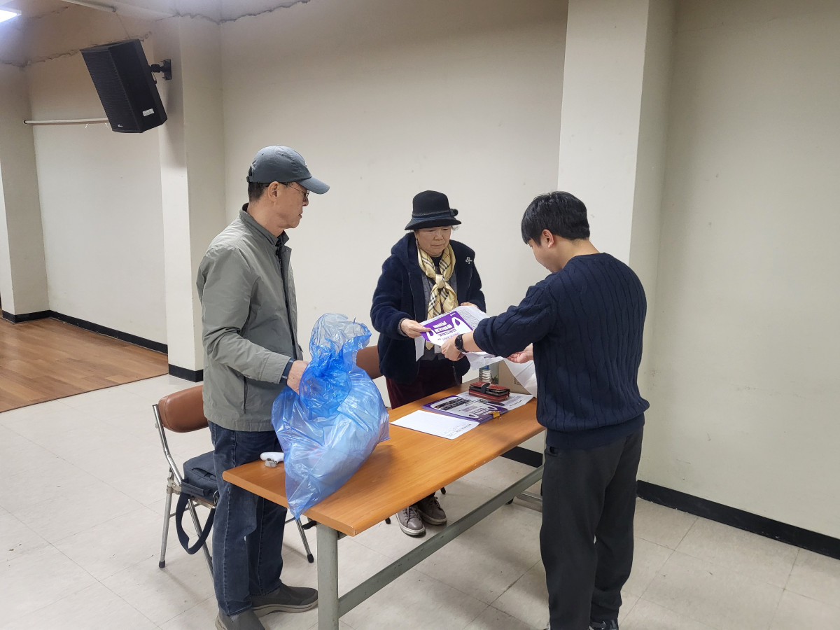 ▲서울 송파구 풍납2동 주민 센터에서 운영하는 ‘폐비닐 직접 보상제’ 현장. (사진 제공 = 송파구)