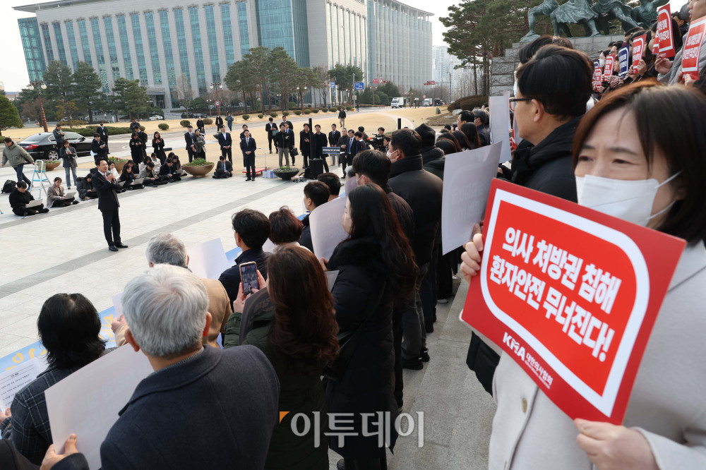 ▲장동혁 국민의힘 대표가 11일 서울 여의도 국회 본청 계단 앞에서 열린 대한의사협회 법의료계 국민건강보호 대책특별위원회 '성분명 처방 저지 궐기대회'에서 인사말을 하고 있다. 고이란 기자 photoeran@