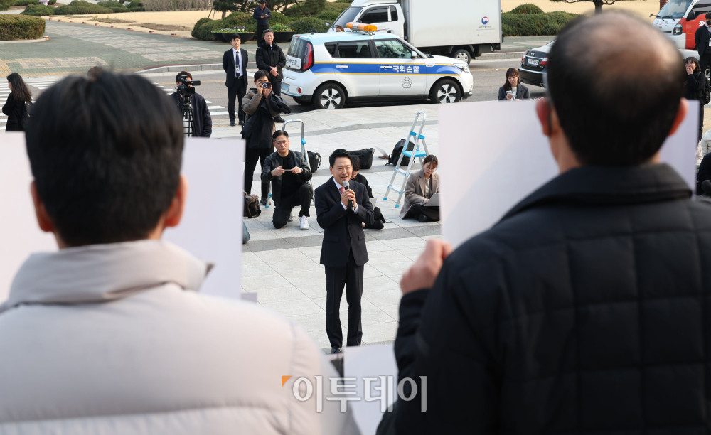 ▲장동혁 국민의힘 대표가 11일 서울 여의도 국회 본청 계단 앞에서 열린 대한의사협회 법의료계 국민건강보호 대책특별위원회 '성분명 처방 저지 궐기대회'에서 인사말을 하고 있다. 고이란 기자 photoeran@