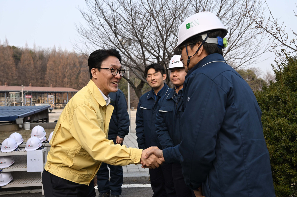▲김민석 국무총리가 중동 사태로 석유 가격 변동성이 커지고 있는 11일 경기도 구리시 한국석유공사 구리지사를 방문해 현장 점검을 마친 뒤 석유공사 직원들과 악수하고 있다. 청사사진기자단