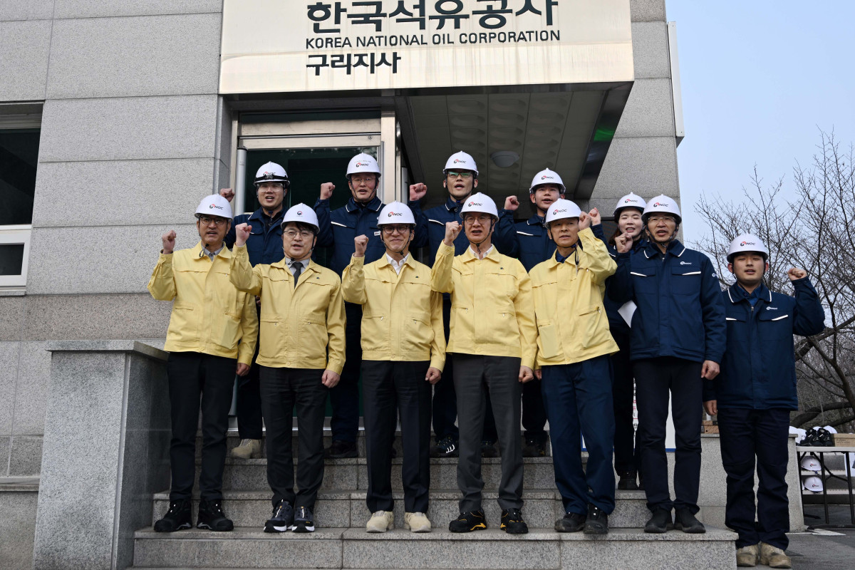 ▲김민석 국무총리가 중동 사태로 석유 가격 변동성이 커지고 있는 11일 경기도 구리시 한국석유공사 구리지사를 방문해 손주석 한국석유공사 사장과 현장 점검을 마친 뒤 유관기관 관계자들과 기념 촬영을 하고 있다. 청사사진기자단