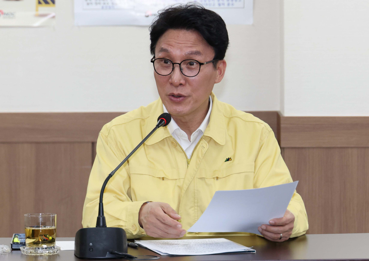 ▲김민석 국무총리가 11일 오후 경기도 구리시 석유비축기지 현장을 방문해 손주석 한국석유공사 사장으로부터 브리핑받고 있다. 청사사진기자단