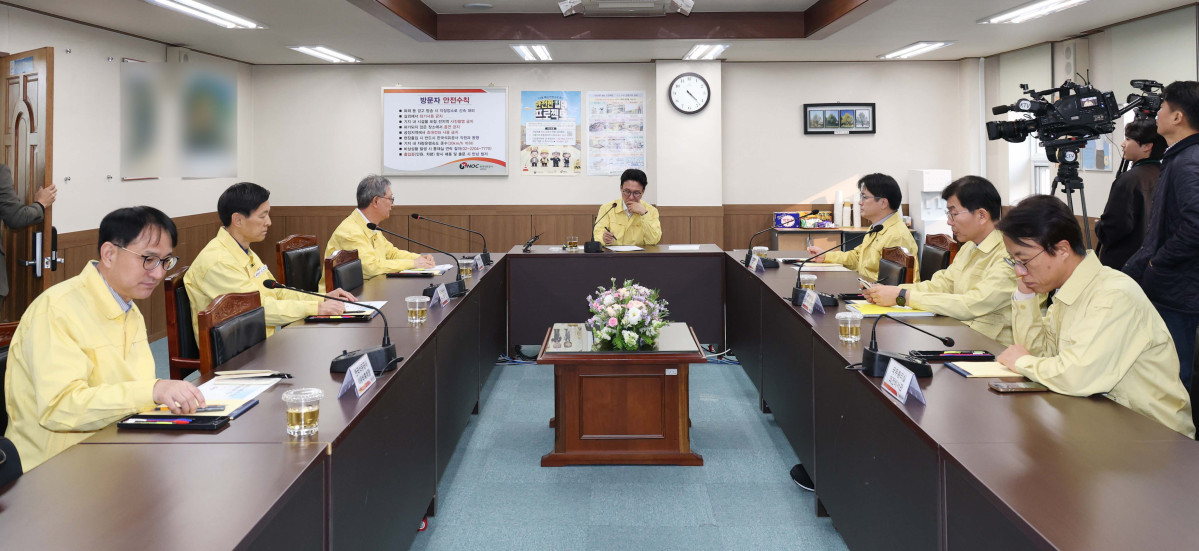 ▲김민석 국무총리가 11일 오후 경기도 구리시 석유비축기지 현장을 방문해 손주석 한국석유공사 사장으로부터 브리핑받고 있다. 청사사진기자단
