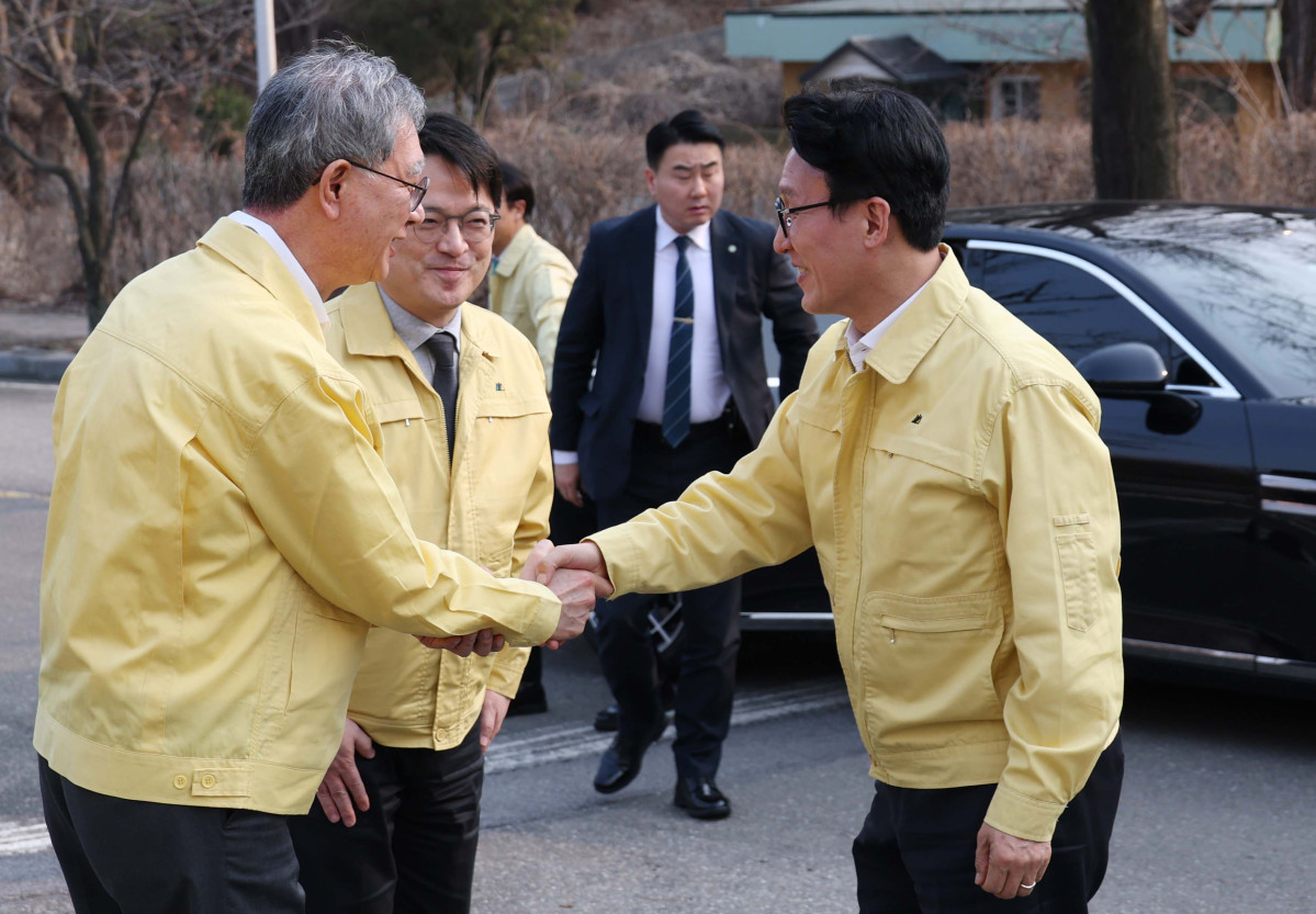 ▲김민석 국무총리가 11일 오후 경기도 구리시 석유비축기지 현장을 방문해 손주석 한국석유공사 사장과 악수를 나누고 있다. 청사사진기자단