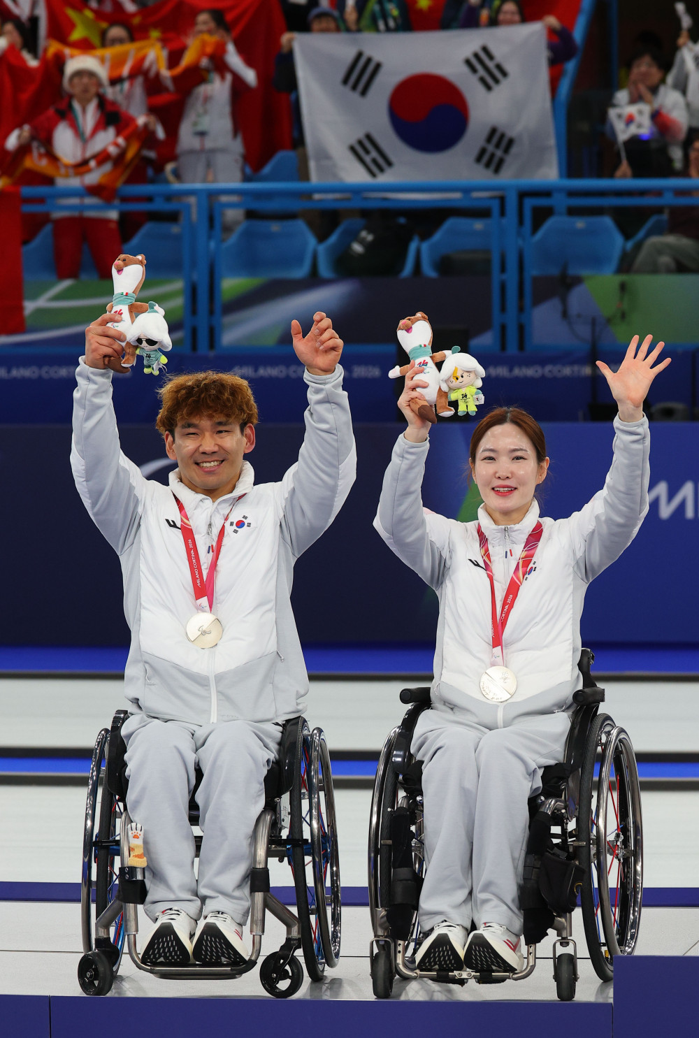 ▲11일(현지시간) 이탈리아 코르티나 컬링 올림픽 스타디움에서 열린 2026 밀라노·코르티나담페초 동계 패럴림픽 휠체어컬링 믹스더블 시상식에서 은메달을 차지한 이용석과 백혜진이 포즈를 취하고 있다. (연합뉴스)