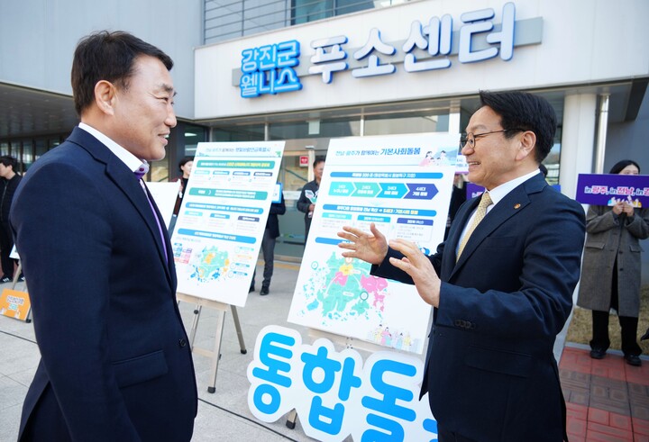 ▲강기정 광주시장이 강진군 웰니스푸소센터에서 열린 '지역 우수정책 설명회'에 참석해 '통합특별시의 인구·경제, 기본소득, 기본사회 비전'을 발표하고 있다. (사진제공=광주시)