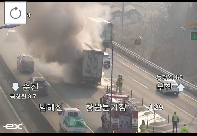 ▲[속보] 남해고속도로 창원분기점 화물차 화재 발생, 창원2터널 인근부터 정체 이어져 (출처=로드플러스 캡처)