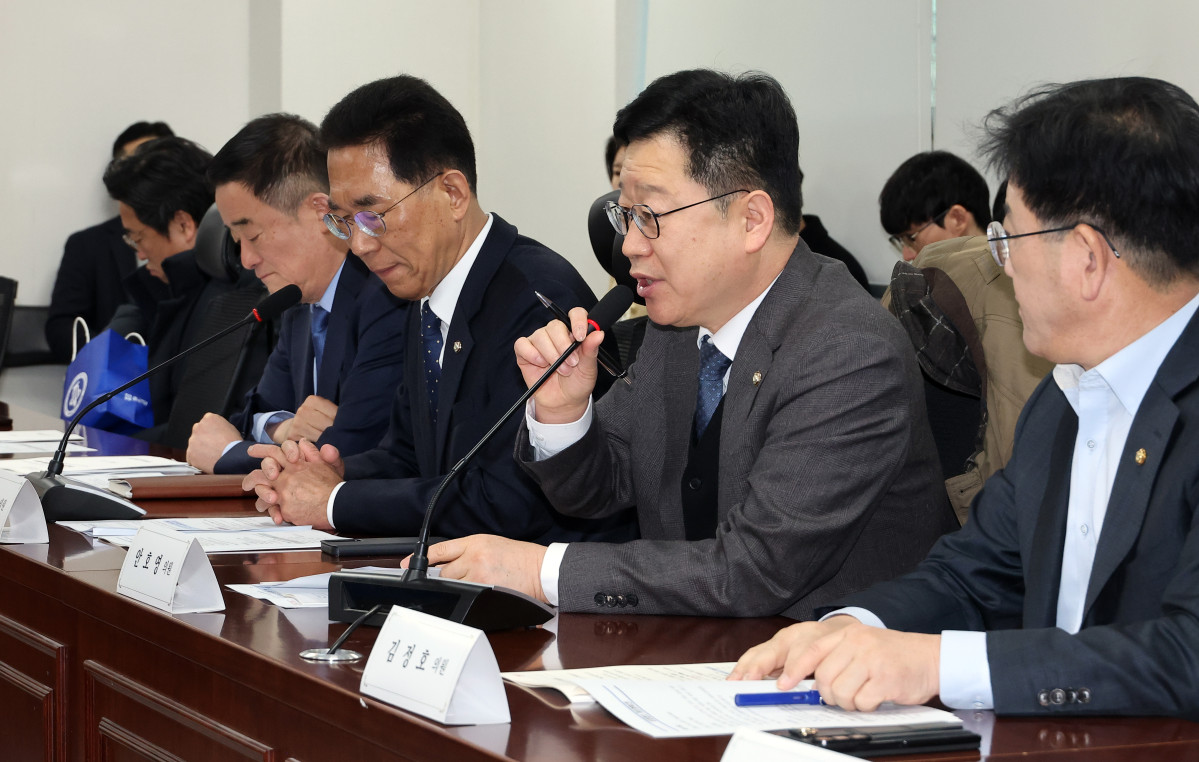 ▲안호영 기후에너지환경노동위원회 위원장이 12일 국회 의원회관에서 열린 당정 협의에서 인사말을 하고 있다. (사진=연합뉴스)