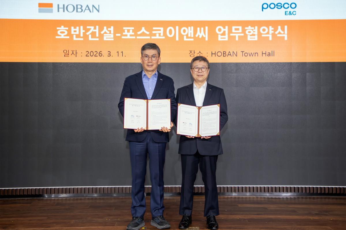 ▲문갑 호반건설 경영부문대표(왼쪽)와 최종문 포스코이앤씨 R&D센터장이 지난 11일 서울 서초구 본사에서 ‘층간소음 통합기술 공동개발’ 업무협약을 체결한 후 기념촬영을 하고 있다. (호반건설)