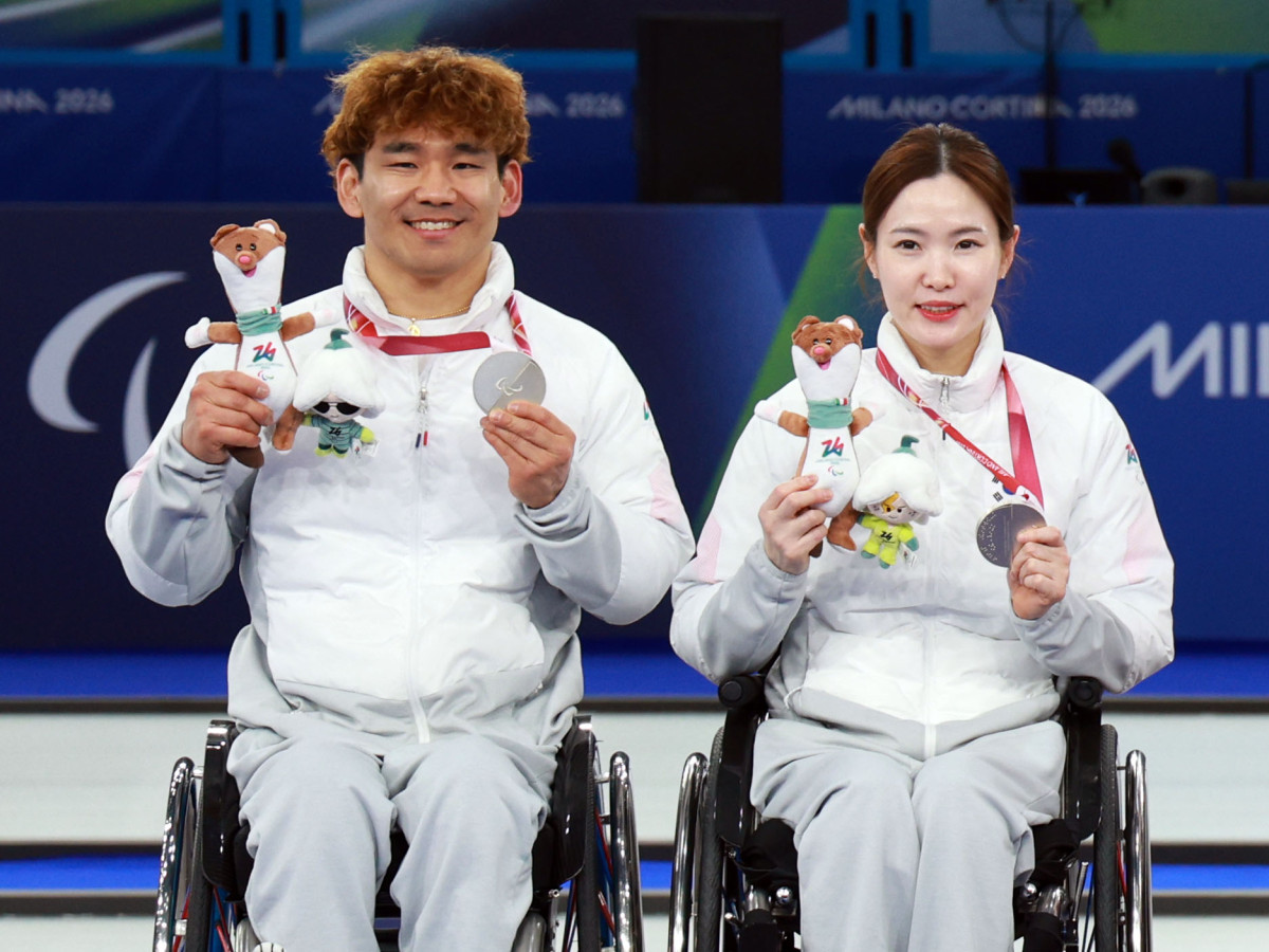 ▲11일(현지시간) 이탈리아 코르티나 컬링 올림픽 스타디움에서 열린 2026 밀라노·코르티나담페초 동계 패럴림픽 휠체어컬링 믹스더블 시상식에서 은메달을 차지한 이용석과 백혜진이 포즈를 취하고 있다. (연합뉴스)