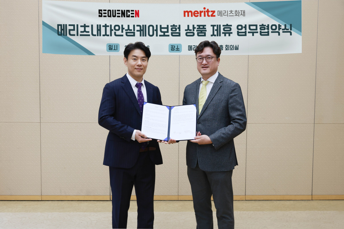 ▲최원준 메리츠화재 기업보험총괄(오른쪽)과 시퀀스엔 김세중 이사는 강남구 메리츠타워에서 네이버카페 'BMW 매니아' 회원을 대상으로하는 보증연장 보험 제휴를 위한 업무협약을 6일 체결했다. (사진제공 = 메리츠화재)