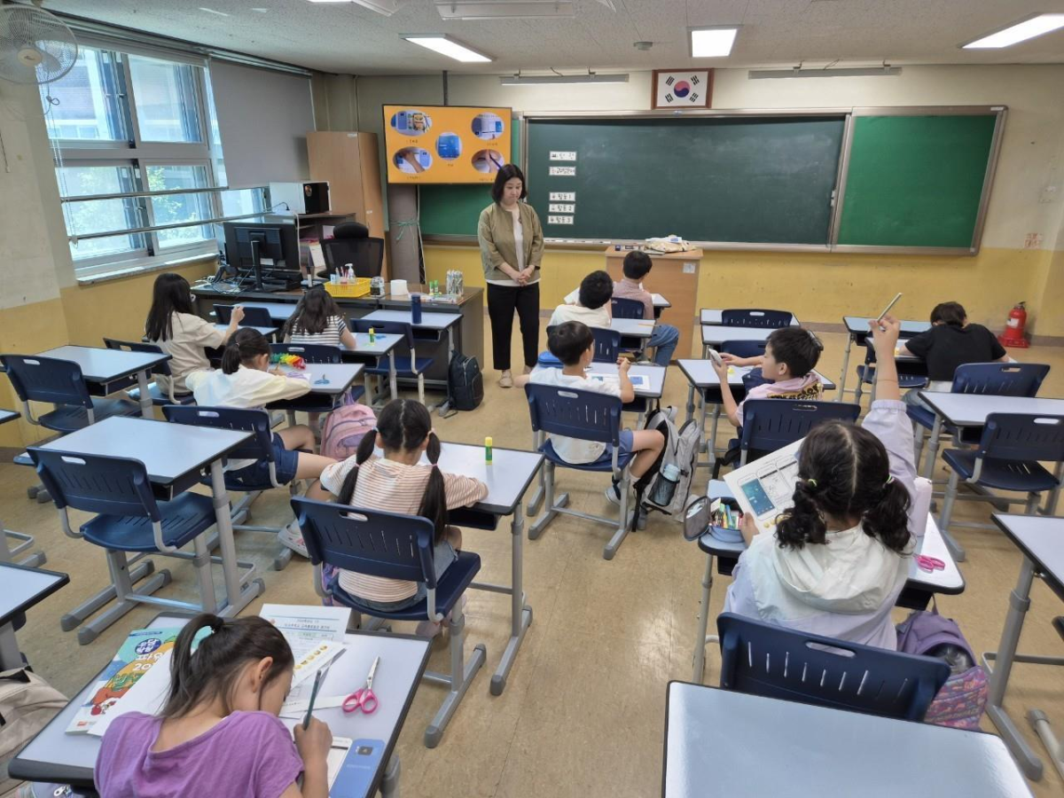 ▲학교평생교육지원단이 초등돌봄교실을 지원하고 있는 모습. (사진=서울시교육청)