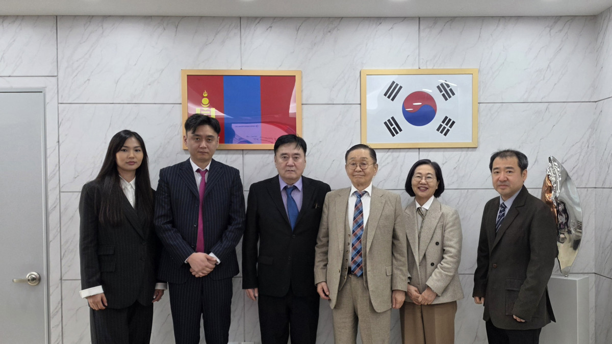 ▲초고트 아마르델게르(왼쪽에서 세 번째) 간엠파마 사장과 강덕영(왼쪽에서 네 번째) 한국유나이티드제약 사장 등 양사 관계자가 전략회의 후 기념촬영을 하고 있다. (사진제공=한국유나이티드제약)