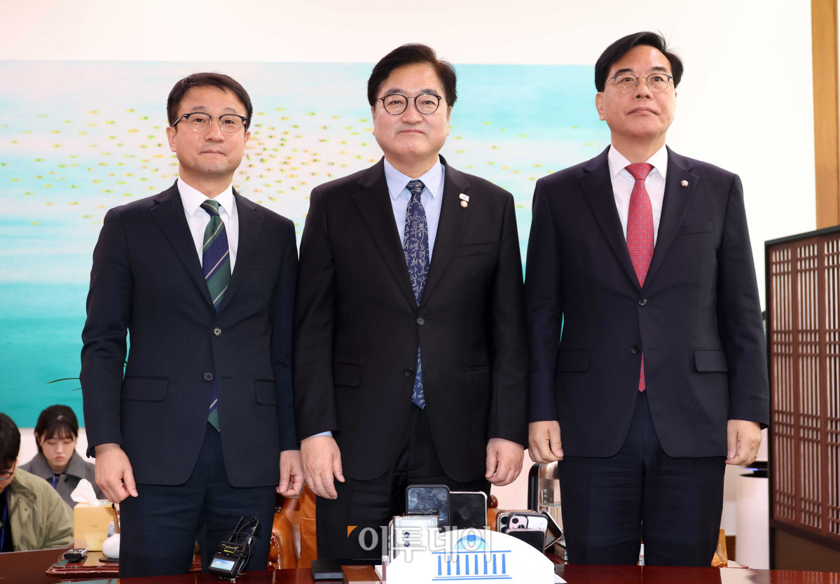 ▲우원식(가운데) 국회의장과 한병도(왼쪽) 더불어민주당 원내대표, 송언석 국민의힘 원내대표가 12일 서울 여의도 국회 의장실에서 회동을 하고 있다. 고이란 기자 photoeran@