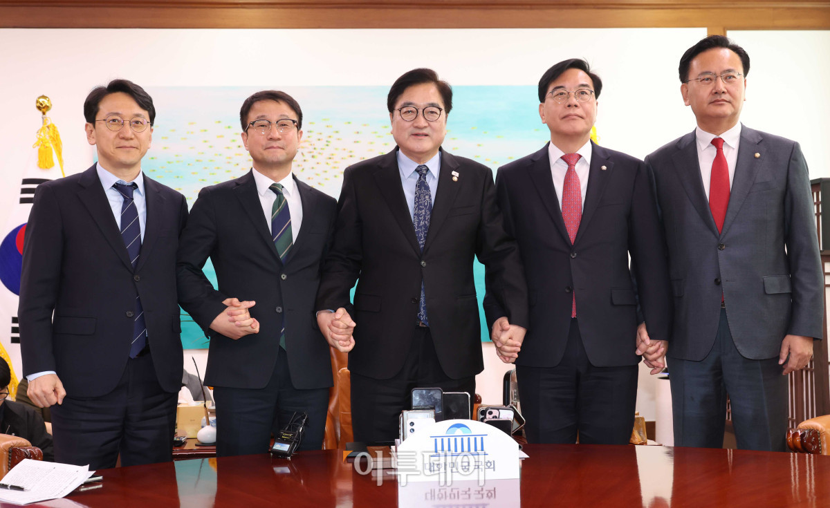 ▲우원식 국회의장과 여야 원내대표 등이 12일 서울 여의도 국회 의장실에서 회동을 하고 있다. 왼쪽부터 천준호 더불어민주당 원내운영수석 부대표, 한병도 원내대표, 우 의장, 송언석 국민의힘 원내대표, 유상범 원내운영수석부대표. 고이란 기자 photoeran@