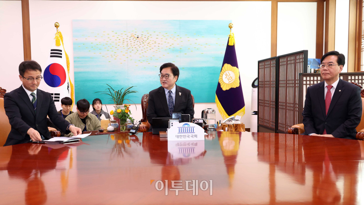 ▲우원식(가운데) 국회의장과 한병도(왼쪽) 더불어민주당 원내대표, 송언석 국민의힘 원내대표가 12일 서울 여의도 국회 의장실에서 회동을 하고 있다. 고이란 기자 photoeran@