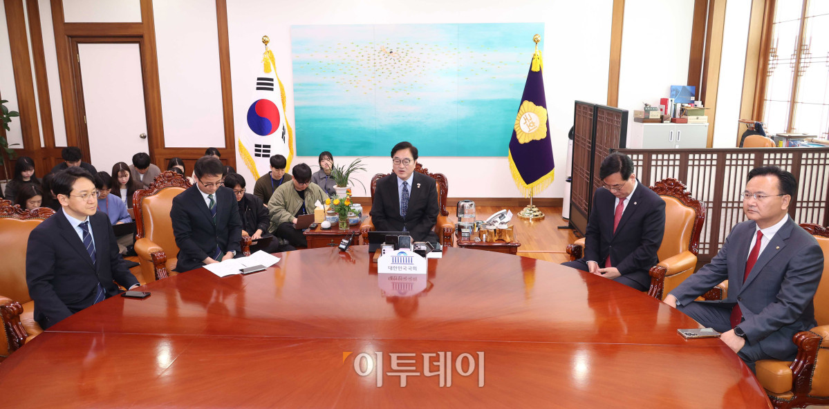 ▲우원식 국회의장과 여야 원내대표 등이 12일 서울 여의도 국회 의장실에서 회동을 하고 있다. 왼쪽부터 천준호 더불어민주당 원내운영수석 부대표, 한병도 원내대표, 우 의장, 송언석 국민의힘 원내대표, 유상범 원내운영수석부대표. 고이란 기자 photoeran@