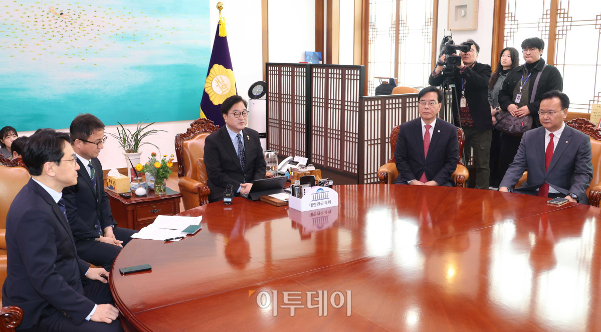▲우원식 국회의장과 여야 원내대표 등이 12일 서울 여의도 국회 의장실에서 회동을 하고 있다. 왼쪽부터 천준호 더불어민주당 원내운영수석 부대표, 한병도 원내대표, 우 의장, 송언석 국민의힘 원내대표, 유상범 원내운영수석부대표. 고이란 기자 photoeran@