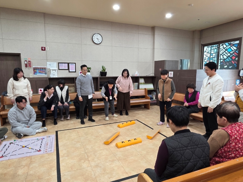▲SK증권 구성원들과 장애인복지시설 신아원의 거주민들이 함께 윷놀이 레크리에이션 활동하는 모습. (사진=SK증권)