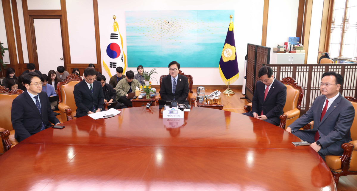 ▲우원식 국회의장(가운데)이 12일 국회의장실에서 열린 의장 주재 여야 원내대표 회동에서 발언하고 있다. 왼쪽부터 더불어민주당 천준호 원내운영수석부대표, 한병도 원내대표, 우 국회의장, 국민의힘 송언석 원내대표, 유상범 원내운영수석부대표. 2026.3.12 [공동취재]
