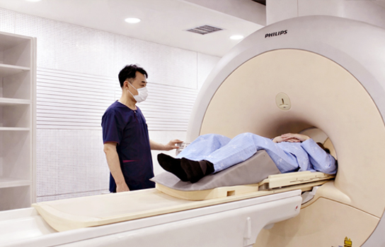 ▲순천 척병원에 새롭게 도입된 필립스 Achieva 3.0T MRI 장비를 이용해 의료진이 환자의 MRI 검사를 진행하고 있다 (척병원)