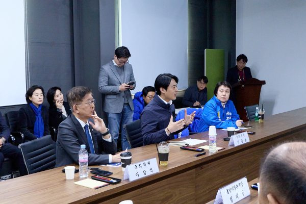 ▲한준호 국회의원(고양시을)이 11일 용인 반도체 산업단지 조성 현장을 방문해 이상식 국회의원과 함께 사업 추진 상황을 점검하고 있다. 이날 한 의원은 삼성전자 평택캠퍼스에서 김용관·김완표 사장과 면담한 데 이어 토지 확보율 약 35%에 그치고 있는 용인 반도체 산단 현장을 직접 확인하며 '5자 협의체' 구성을 제안했다. (한준호 의원실)