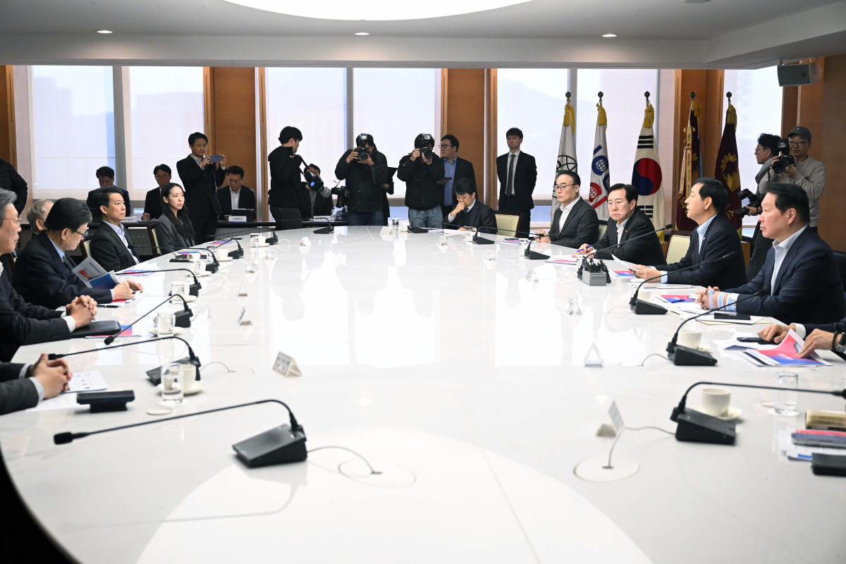 ▲구윤철 부총리 겸 재정경제부 장관이 12일 서울 중구 대한상공회의소에서 열린 ‘기업혁신 지원 민관협의체’ 킥오프회의에서 모두발언을 하고 있다. 신태현 기자 holjjak@