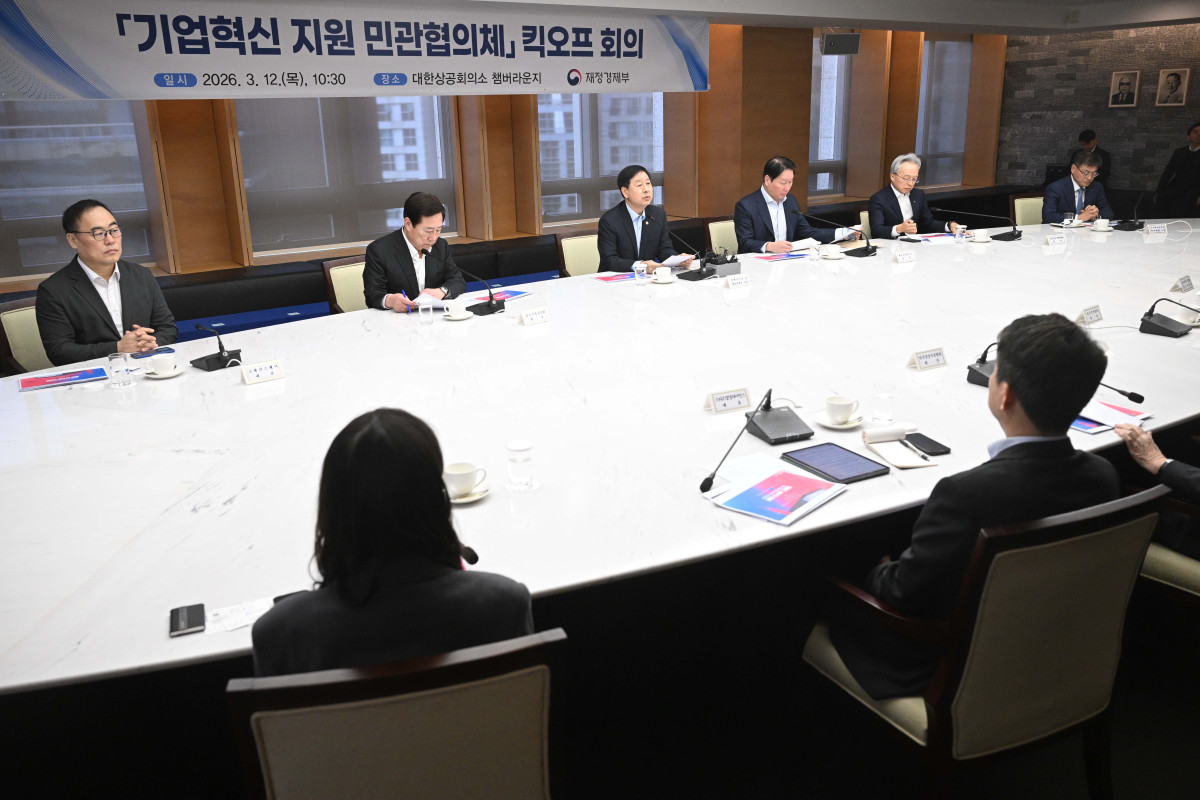 ▲구윤철 부총리 겸 재정경제부 장관이 12일 서울 중구 대한상공회의소에서 열린 ‘기업혁신 지원 민관협의체’ 킥오프회의에서 모두발언을 하고 있다. 신태현 기자 holjjak@