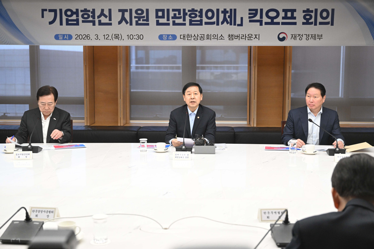 ▲구윤철 부총리 겸 재정경제부 장관이 12일 서울 중구 대한상공회의소에서 열린 ‘기업혁신 지원 민관협의체’ 킥오프회의에서 모두발언을 하고 있다. 신태현 기자 holjjak@
