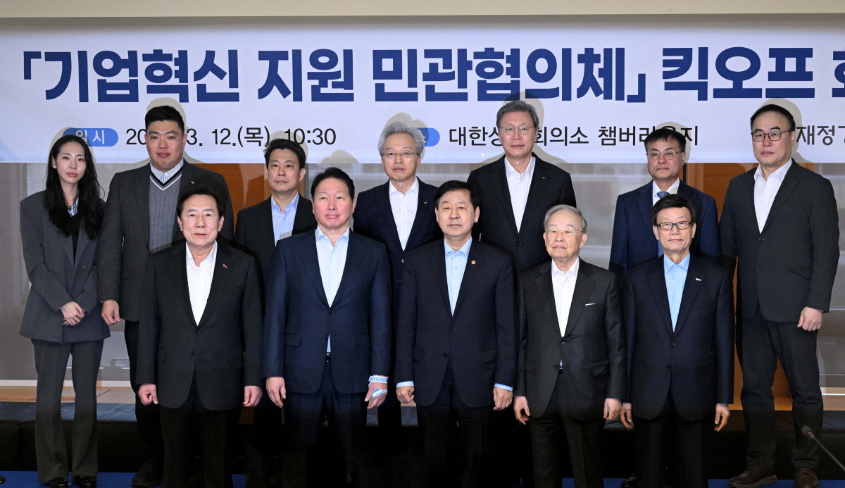 ▲구윤철 부총리 겸 재정경제부 장관과 최태원 대한상공회의소 회장 등이 12일 서울 중구 대한상공회의소에서 열린 ‘기업혁신 지원 민관협의체’ 킥오프회의에서 기념촬영을 하고 있다. 사진 앞줄 왼쪽부터 김기문 중소기업중앙회장, 최 회장, 구 부총리, 손경식 한국경영자총협회 회장. 신태현 기자 holjjak@
