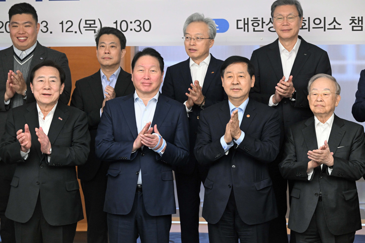 ▲구윤철 부총리 겸 재정경제부 장관과 최태원 대한상공회의소 회장 등이 12일 서울 중구 대한상공회의소에서 열린 ‘기업혁신 지원 민관협의체’ 킥오프회의에서 기념촬영을 하고 있다. 사진 앞줄 왼쪽부터 김기문 중소기업중앙회장, 최 회장, 구 부총리, 손경식 한국경영자총협회 회장. 신태현 기자 holjjak@
