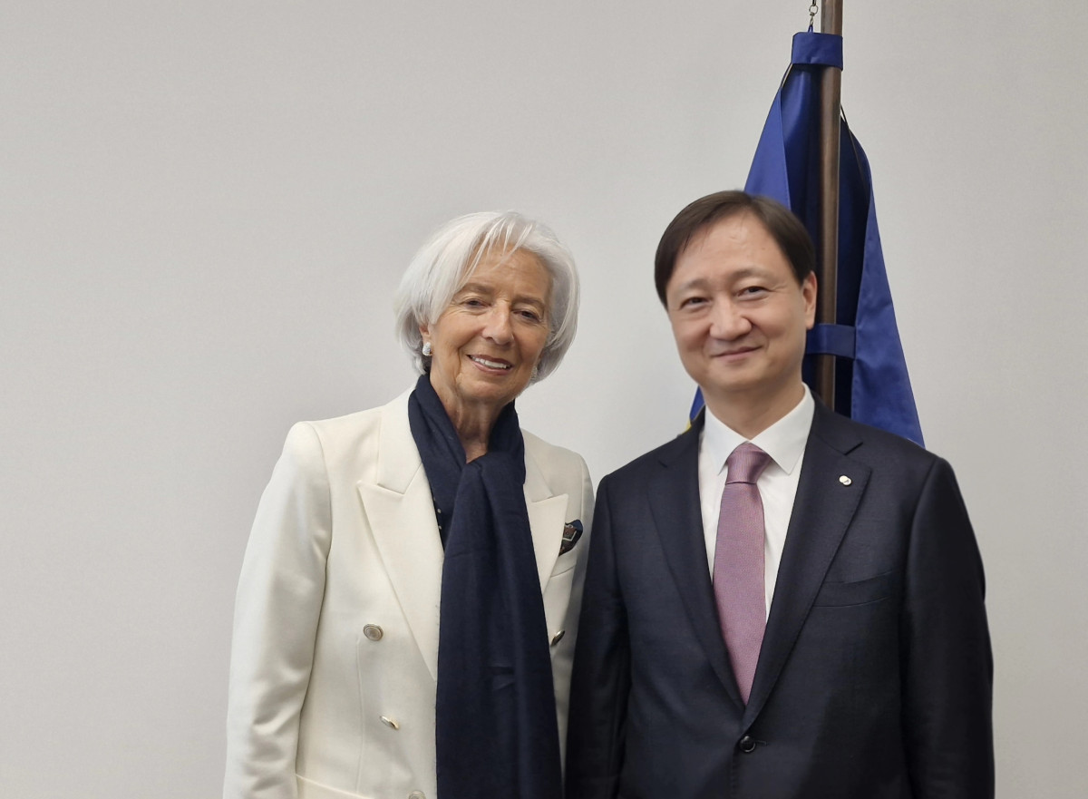 ▲라가르드(Christine Lagarde) ECB 총재, 이찬진 금융감독원장이 기념사진을 촬영하고 있다. (사진제공=금융감독원)