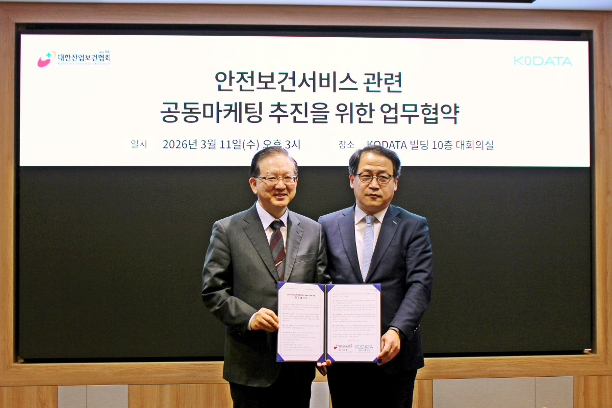 ▲11일 서울 여의도 KODATA 본사에서 열린 업무협약식에서 홍두선 대표이사(오른쪽)와 이승철 대한산업보건협회 회장이 기념사진을 촬영하고 있다. (제공=한국평가데이터)
