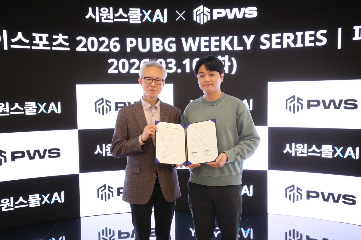 ▲신승호 골드앤에스 대표이사(왼쪽)와 박수용 크래프톤 PUBG Esports실 실장이 파트너십 체결 후 기념 촬영하고 있다. (사진제공=골드앤에스)