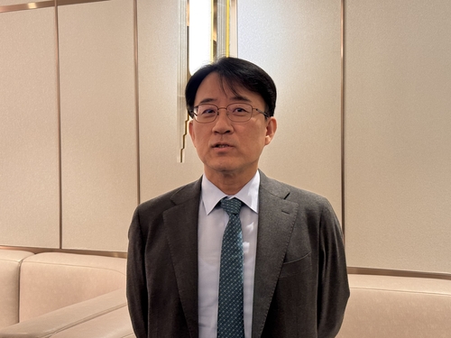 ▲이청 삼성디스플레이 대표이사 사장이 12일 서울 송파구 잠실 롯데호텔에서 열린 '2026 한국디스플레이산업협회 정기총회' 행사에 앞서 취재진을 만나 질문에 답변하고 있다. (연합뉴스)