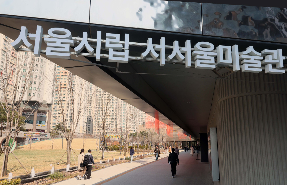 ▲서울시립미술관의 8번째 분관인 서서울미술관(Seo Seoul Museum of Art)이 12일 서울 금천구에 개관했다. 사진은 미술관 입구. 초등학교와 공원, 아파트 단지와 이웃한 서서울미술관은 서남권 첫 공립 미술관으로 시민의 일상과 맞닿은 뉴미디어 특화 미술관을 지향한다. 회화나 조각 대신 창의적의고 실험적인 퍼포먼스나 영상 등 새로운 전시와 프로그램이 전개된다. 신태현 기자 holjjak@