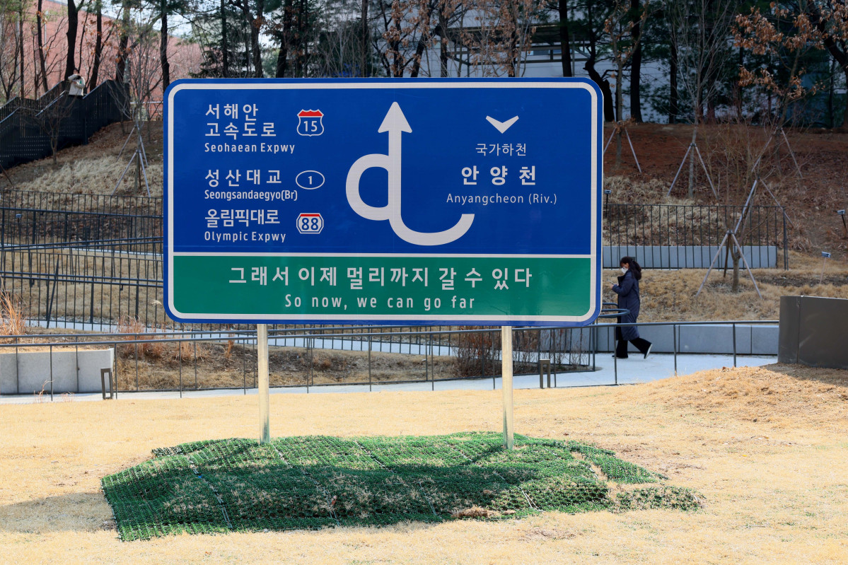 ▲서울시립미술관의 8번째 분관인 서서울미술관(Seo Seoul Museum of Art)이 12일 서울 금천구에 개관한 가운데 이날 오전 기자간담회 및 전시 투어가 진행되고 있다. 초등학교와 공원, 아파트 단지와 이웃한 서서울미술관은 서남권 첫 공립 미술관으로 시민의 일상과 맞닿은 뉴미디어 특화 미술관을 지향한다. 회화나 조각 대신 창의적의고 실험적인 퍼포먼스나 영상 등 새로운 전시와 프로그램이 전개된다. 신태현 기자 holjjak@