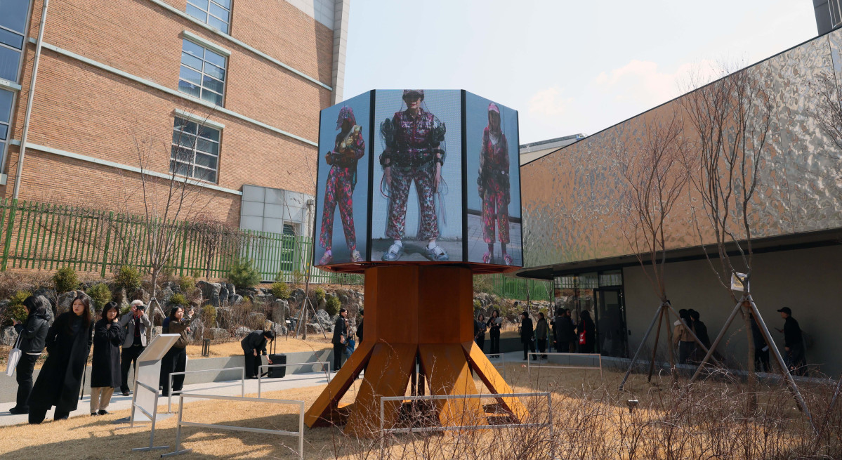 ▲서울시립미술관의 8번째 분관인 서서울미술관(Seo Seoul Museum of Art)이 12일 서울 금천구에 개관한 가운데 이날 오전 기자간담회 및 전시 투어가 진행되고 있다. 초등학교와 공원, 아파트 단지와 이웃한 서서울미술관은 서남권 첫 공립 미술관으로 시민의 일상과 맞닿은 뉴미디어 특화 미술관을 지향한다. 회화나 조각 대신 창의적의고 실험적인 퍼포먼스나 영상 등 새로운 전시와 프로그램이 전개된다. 신태현 기자 holjjak@