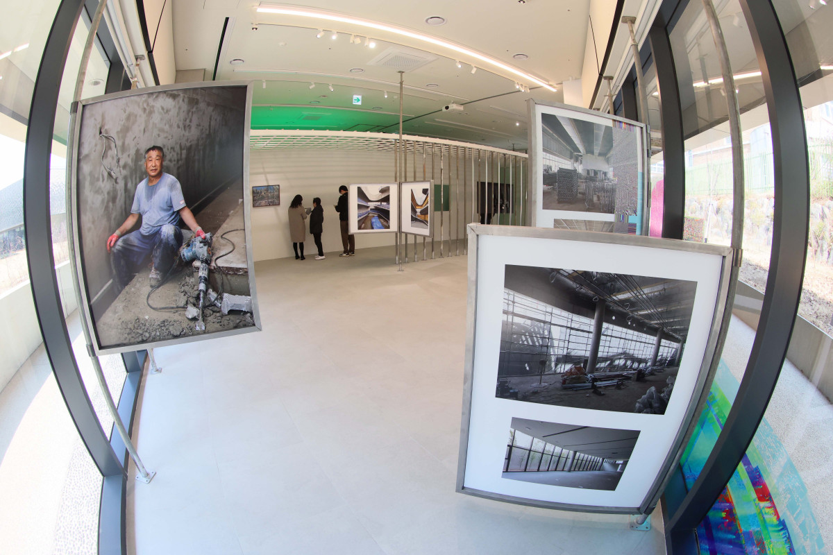 ▲서울시립미술관의 8번째 분관인 서서울미술관(Seo Seoul Museum of Art)이 12일 서울 금천구에 개관한 가운데 이날 오전 기자간담회 및 전시 투어가 진행되고 있다. 초등학교와 공원, 아파트 단지와 이웃한 서서울미술관은 서남권 첫 공립 미술관으로 시민의 일상과 맞닿은 뉴미디어 특화 미술관을 지향한다. 회화나 조각 대신 창의적의고 실험적인 퍼포먼스나 영상 등 새로운 전시와 프로그램이 전개된다. 신태현 기자 holjjak@