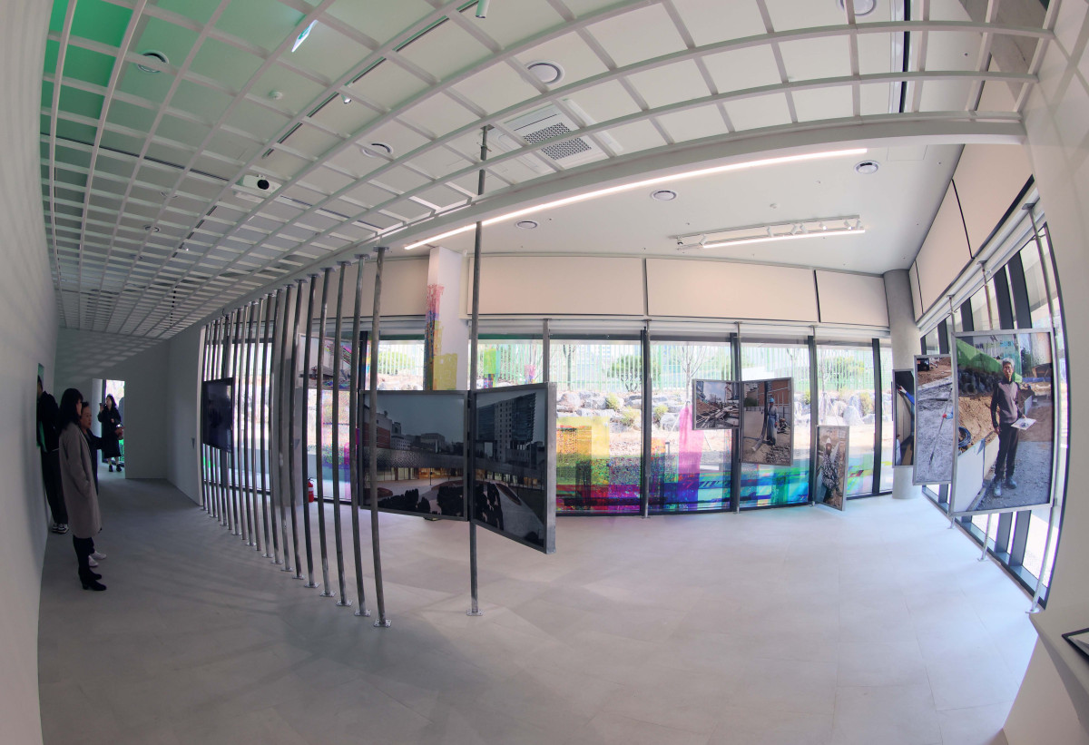 ▲서울시립미술관의 8번째 분관인 서서울미술관(Seo Seoul Museum of Art)이 12일 서울 금천구에 개관한 가운데 이날 오전 기자간담회 및 전시 투어가 진행되고 있다. 초등학교와 공원, 아파트 단지와 이웃한 서서울미술관은 서남권 첫 공립 미술관으로 시민의 일상과 맞닿은 뉴미디어 특화 미술관을 지향한다. 회화나 조각 대신 창의적의고 실험적인 퍼포먼스나 영상 등 새로운 전시와 프로그램이 전개된다. 신태현 기자 holjjak@