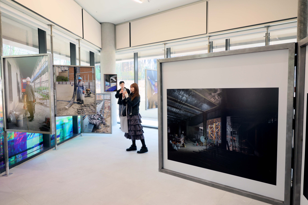 ▲서울시립미술관의 8번째 분관인 서서울미술관(Seo Seoul Museum of Art)이 12일 서울 금천구에 개관한 가운데 이날 오전 기자간담회 및 전시 투어가 진행되고 있다. 초등학교와 공원, 아파트 단지와 이웃한 서서울미술관은 서남권 첫 공립 미술관으로 시민의 일상과 맞닿은 뉴미디어 특화 미술관을 지향한다. 회화나 조각 대신 창의적의고 실험적인 퍼포먼스나 영상 등 새로운 전시와 프로그램이 전개된다. 신태현 기자 holjjak@
