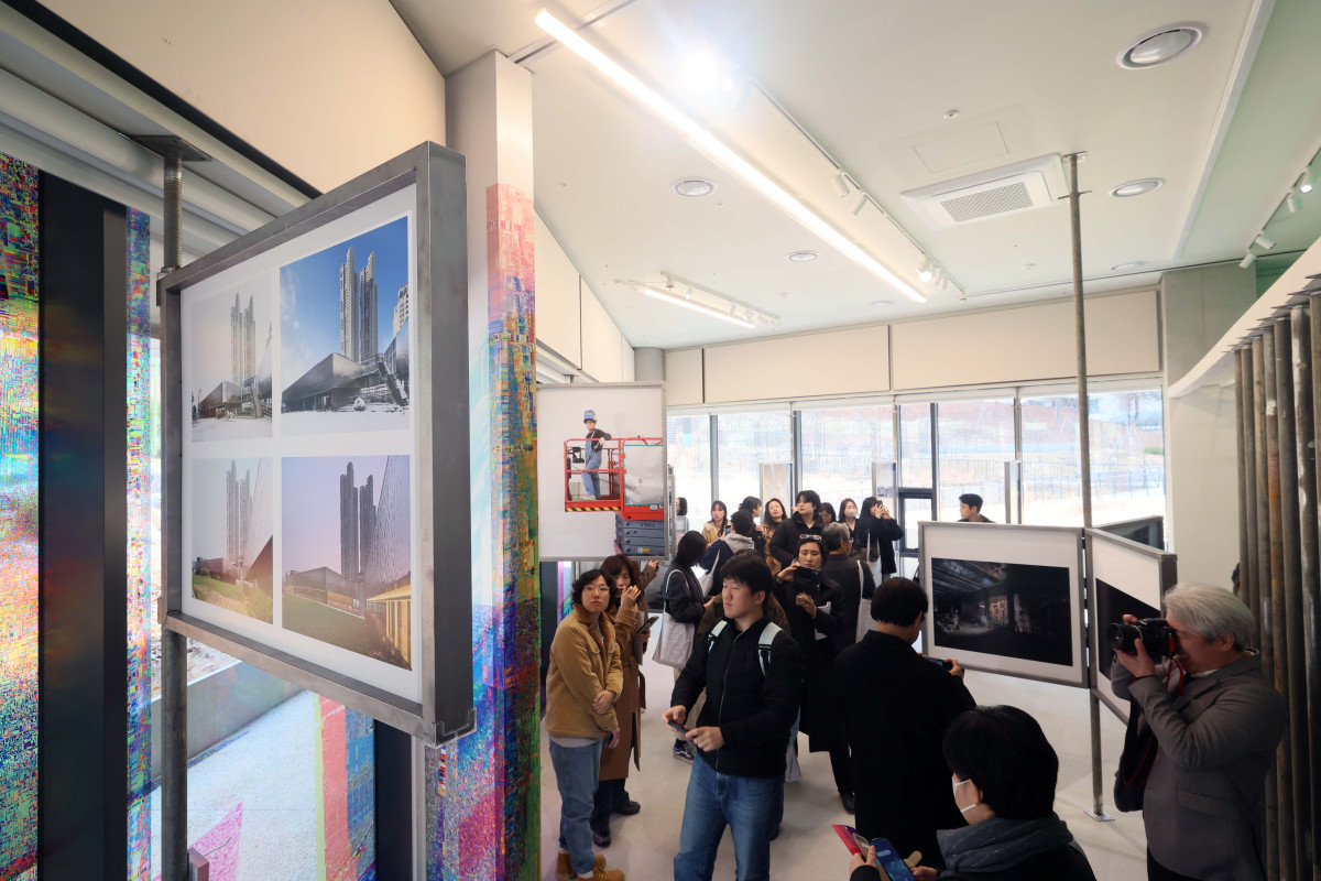 ▲서울시립미술관의 8번째 분관인 서서울미술관(Seo Seoul Museum of Art)이 12일 서울 금천구에 개관한 가운데 이날 오전 기자간담회 및 전시 투어가 진행되고 있다. 초등학교와 공원, 아파트 단지와 이웃한 서서울미술관은 서남권 첫 공립 미술관으로 시민의 일상과 맞닿은 뉴미디어 특화 미술관을 지향한다. 회화나 조각 대신 창의적의고 실험적인 퍼포먼스나 영상 등 새로운 전시와 프로그램이 전개된다. 신태현 기자 holjjak@