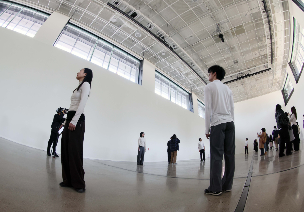 ▲서울시립미술관의 8번째 분관인 서서울미술관(Seo Seoul Museum of Art)이 12일 서울 금천구에 개관한 가운데 이날 오전 기자간담회 및 전시 투어가 진행되고 있다. 초등학교와 공원, 아파트 단지와 이웃한 서서울미술관은 서남권 첫 공립 미술관으로 시민의 일상과 맞닿은 뉴미디어 특화 미술관을 지향한다. 회화나 조각 대신 창의적의고 실험적인 퍼포먼스나 영상 등 새로운 전시와 프로그램이 전개된다. 신태현 기자 holjjak@